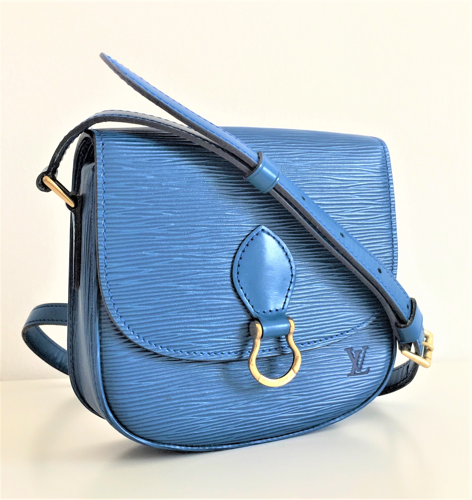 Louis Vuitton St. Cloud GM in Blue Epi Leather Cross Body Sling Bag –  EVERYPOSH