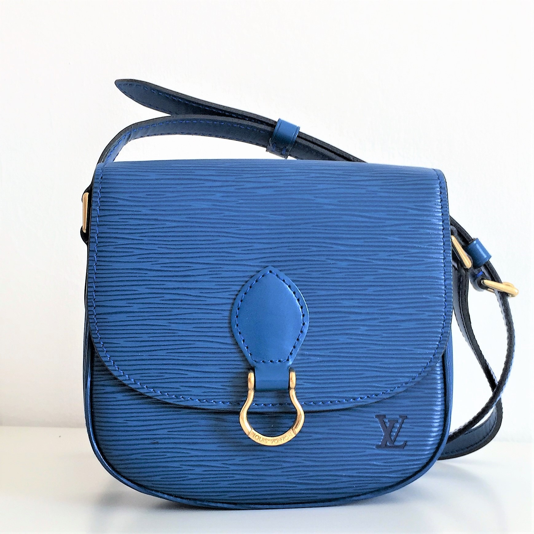 Louis Vuitton St. Cloud GM in Blue Epi Leather Cross Body Sling Bag –  EVERYPOSH